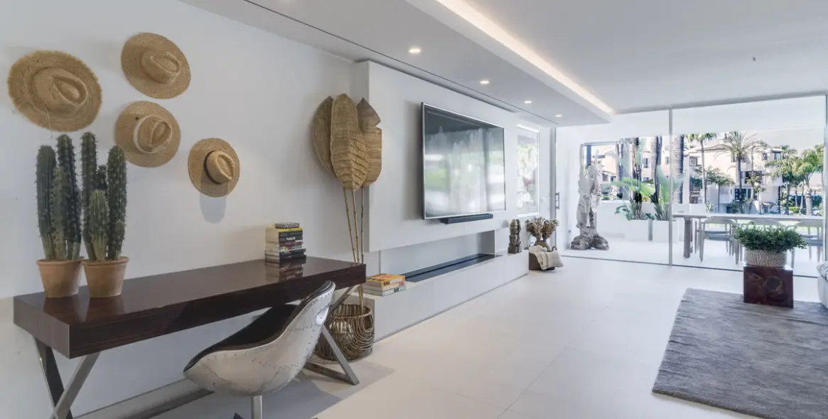 Продажа апартаментов на среднем этаже в The Golden Mile 12
