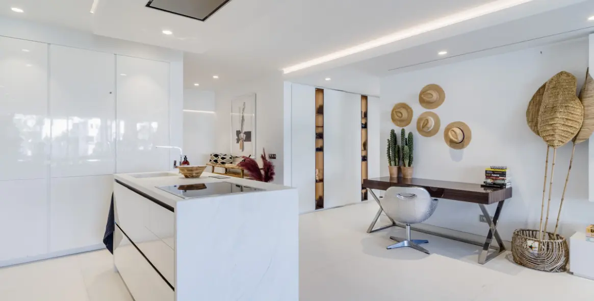 Продажа апартаментов на среднем этаже в The Golden Mile 14