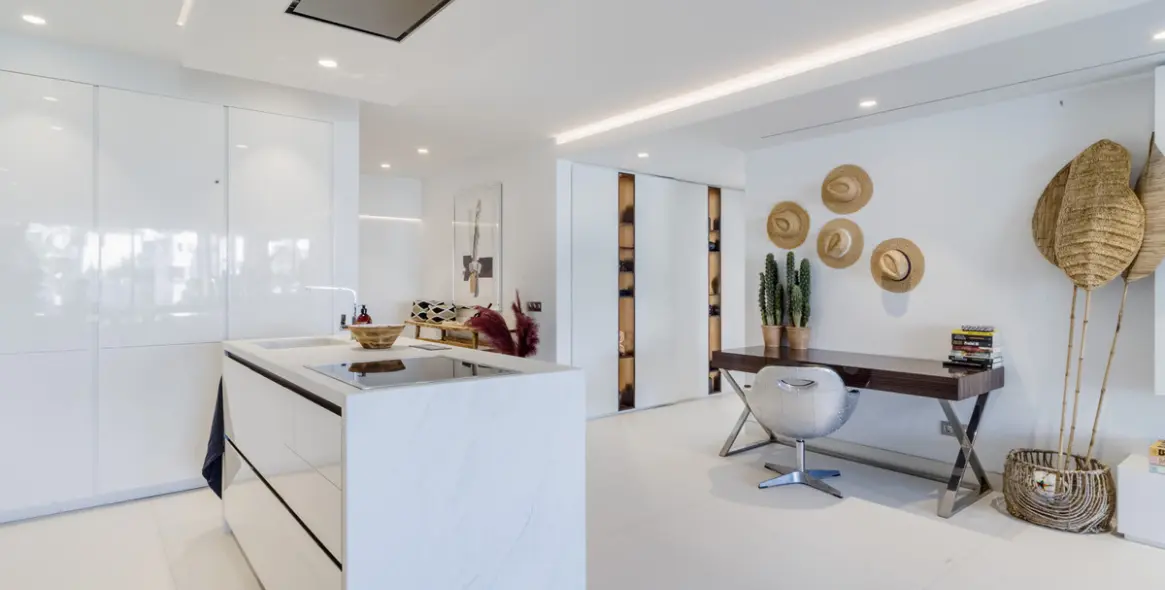 Sale of middle floor apartment in The Golden Mile 14