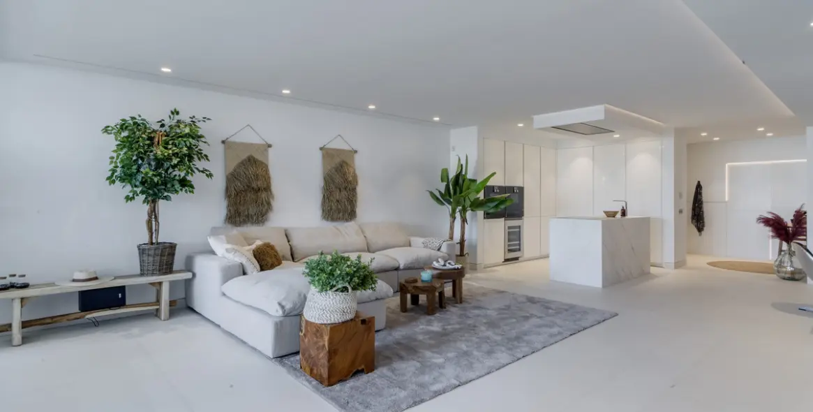 Sale of middle floor apartment in The Golden Mile 20