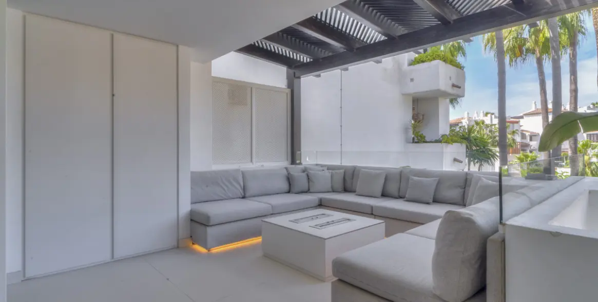 Sale of middle floor apartment in The Golden Mile 23