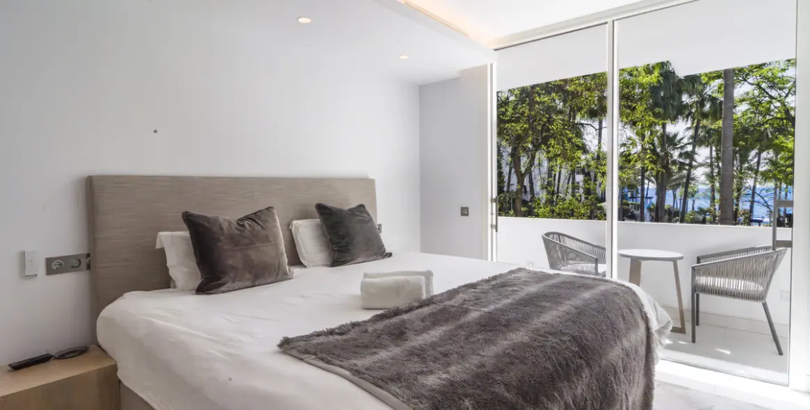 Sale of middle floor apartment in The Golden Mile 27