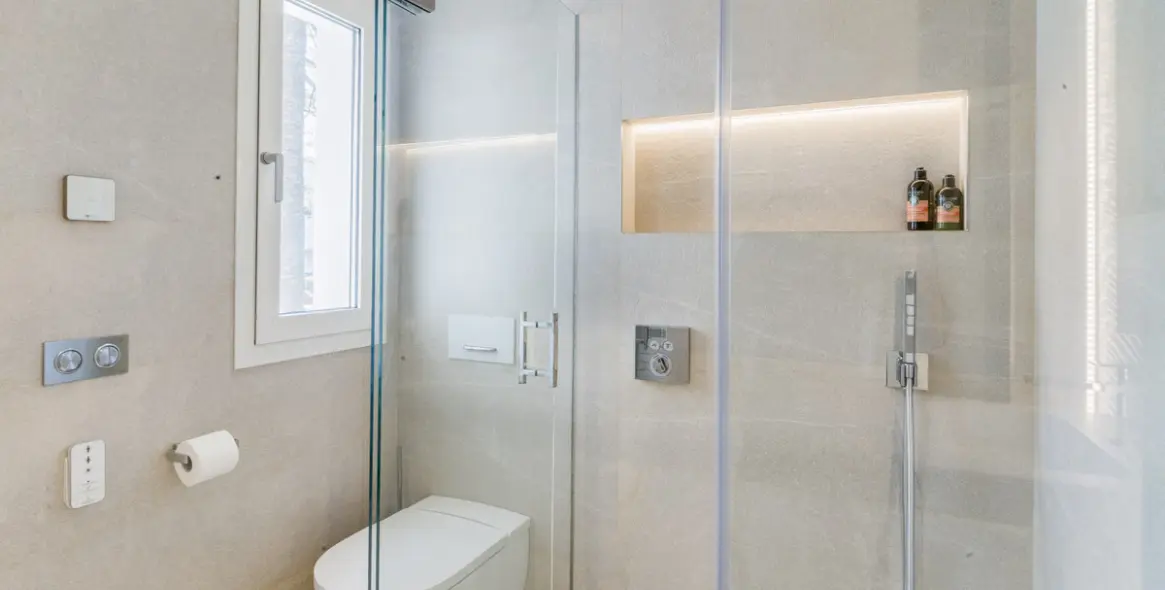 Sale of middle floor apartment in The Golden Mile 29