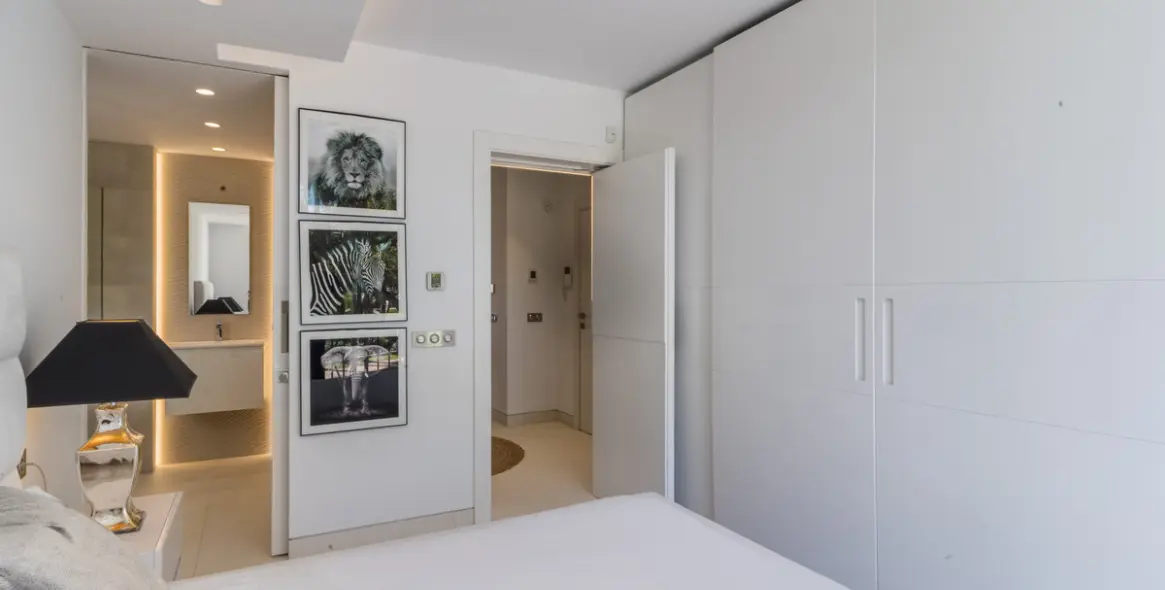 Sale of middle floor apartment in The Golden Mile 38