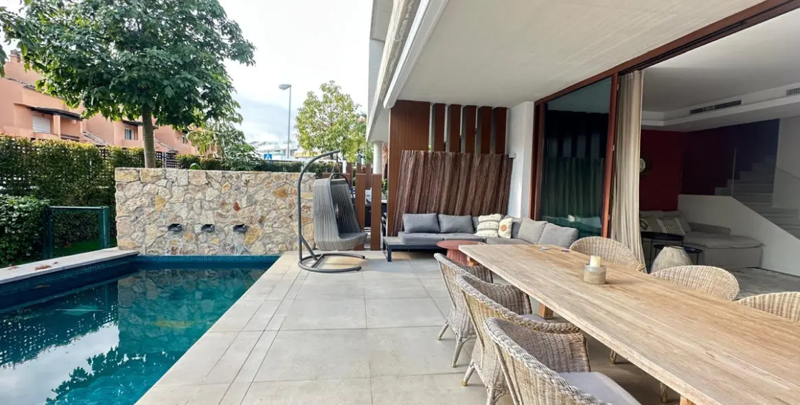 Short-term rent of townhouse in The Golden Mile 22