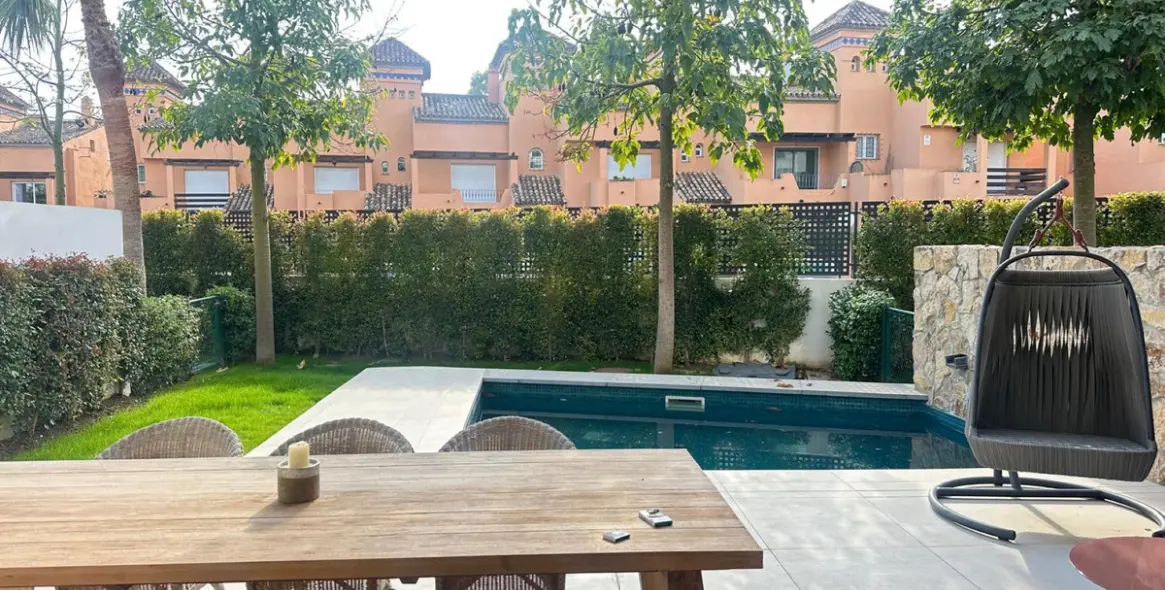 Short-term rent of townhouse in The Golden Mile 23