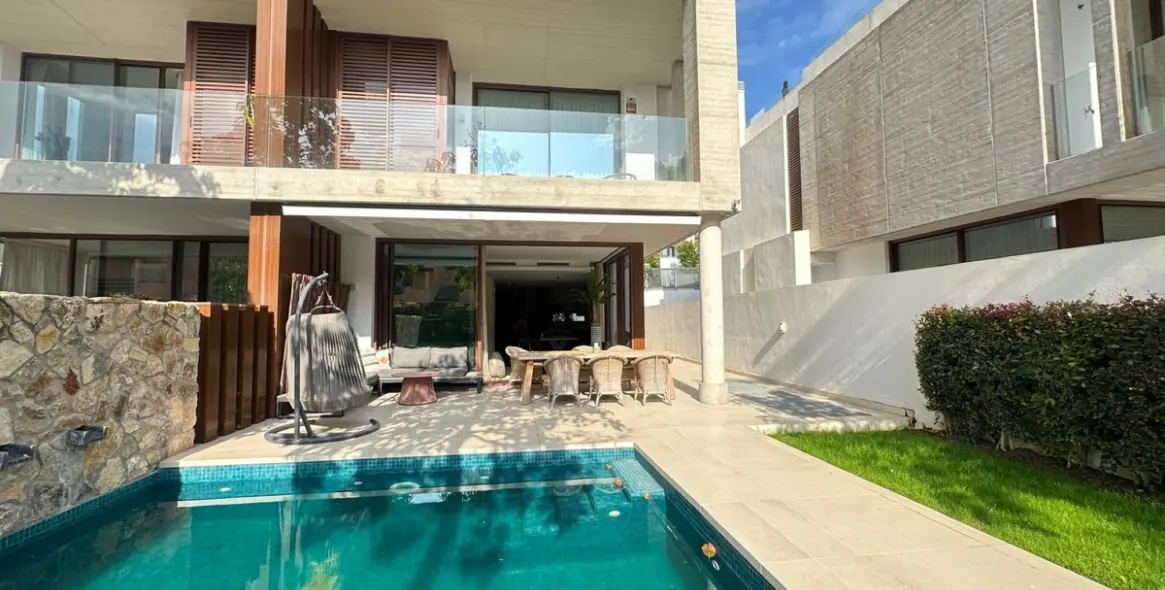 Short-term rent of townhouse in The Golden Mile 26