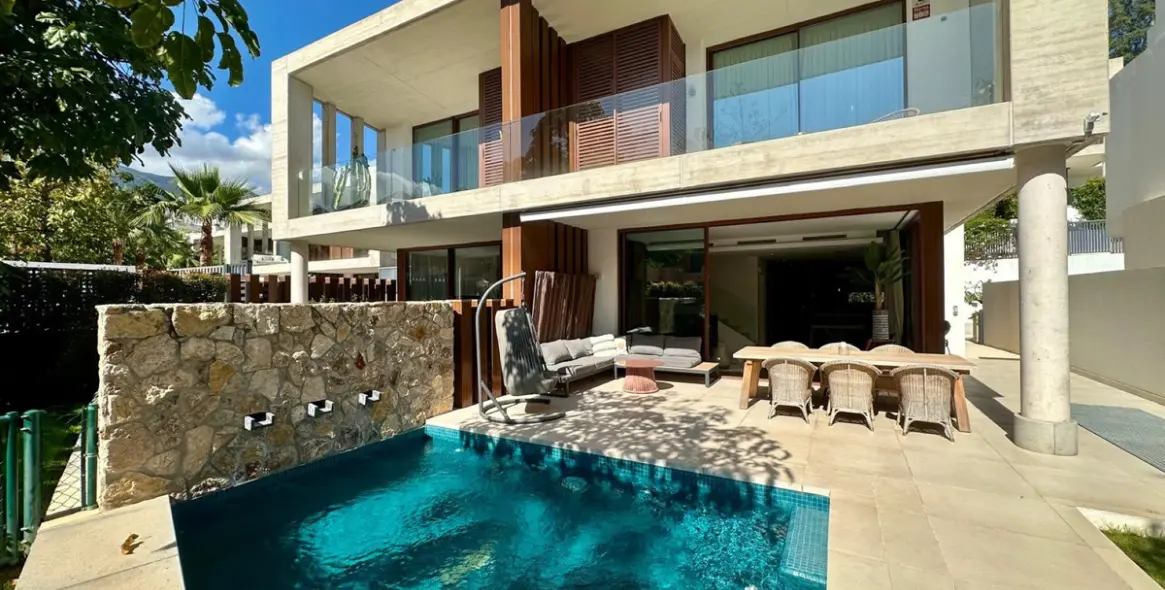 Short-term rent of townhouse in The Golden Mile 28