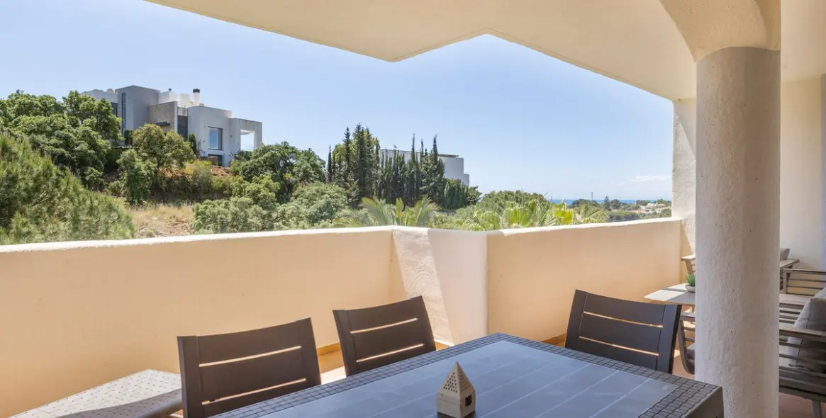 Sale of middle floor apartment in Elviria 1