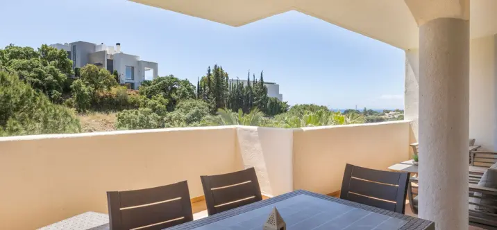 Sale of middle floor apartment in Elviria 0