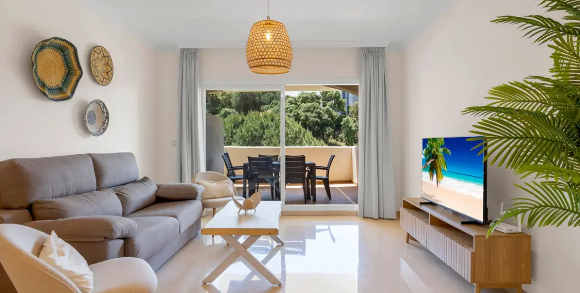 Sale of middle floor apartment in Elviria 2