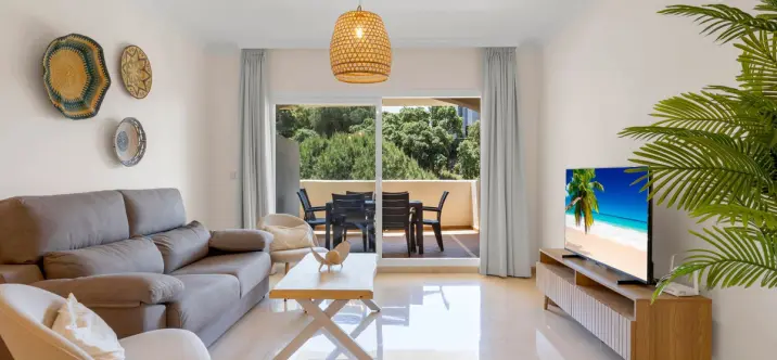 Sale of middle floor apartment in Elviria 1