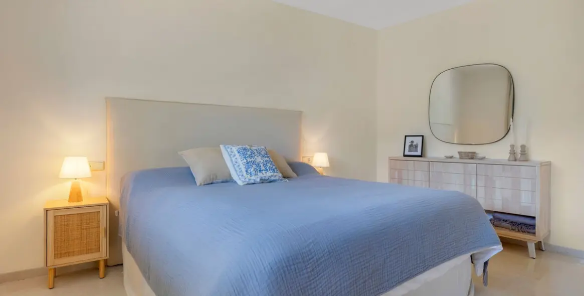 Sale of middle floor apartment in Elviria 5