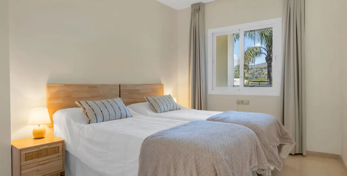 Sale of middle floor apartment in Elviria 7