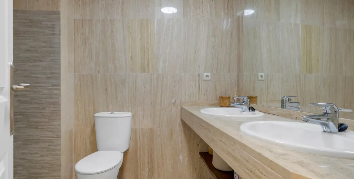 Sale of middle floor apartment in Elviria 8