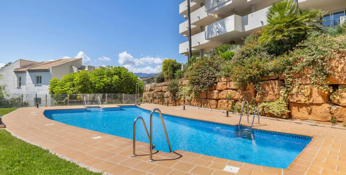 Sale of middle floor apartment in Elviria 9