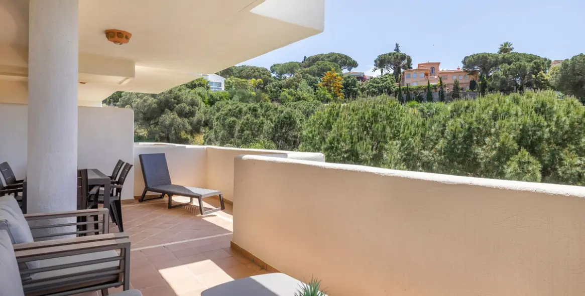 Sale of middle floor apartment in Elviria 10