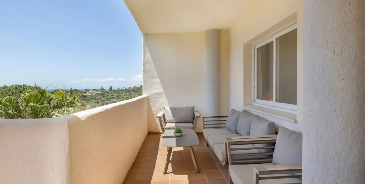 Sale of middle floor apartment in Elviria 11