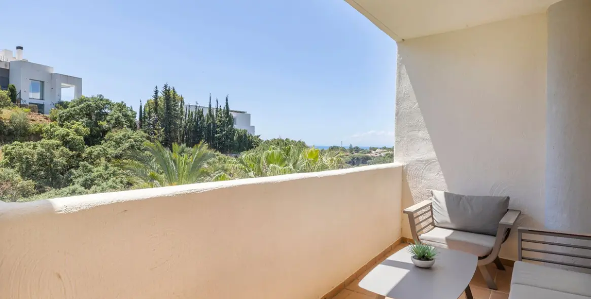 Sale of middle floor apartment in Elviria 12