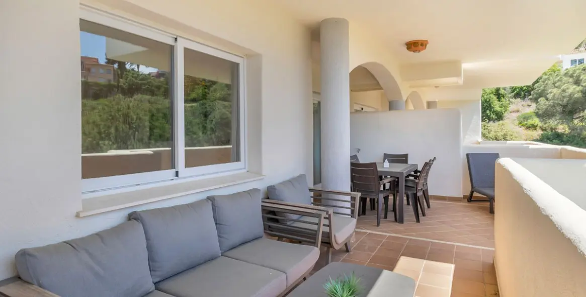 Sale of middle floor apartment in Elviria 13
