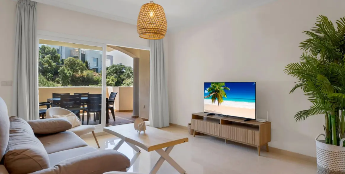 Sale of middle floor apartment in Elviria 15
