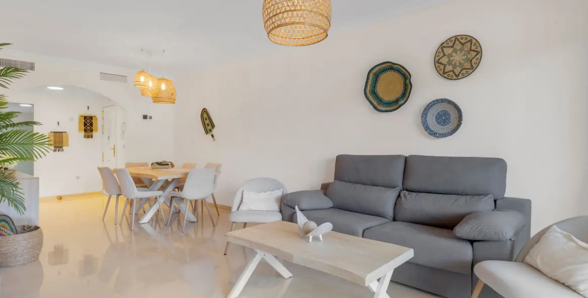 Sale of middle floor apartment in Elviria 17