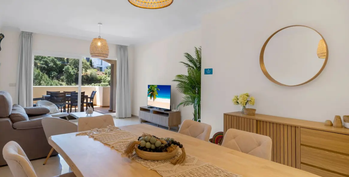 Sale of middle floor apartment in Elviria 18