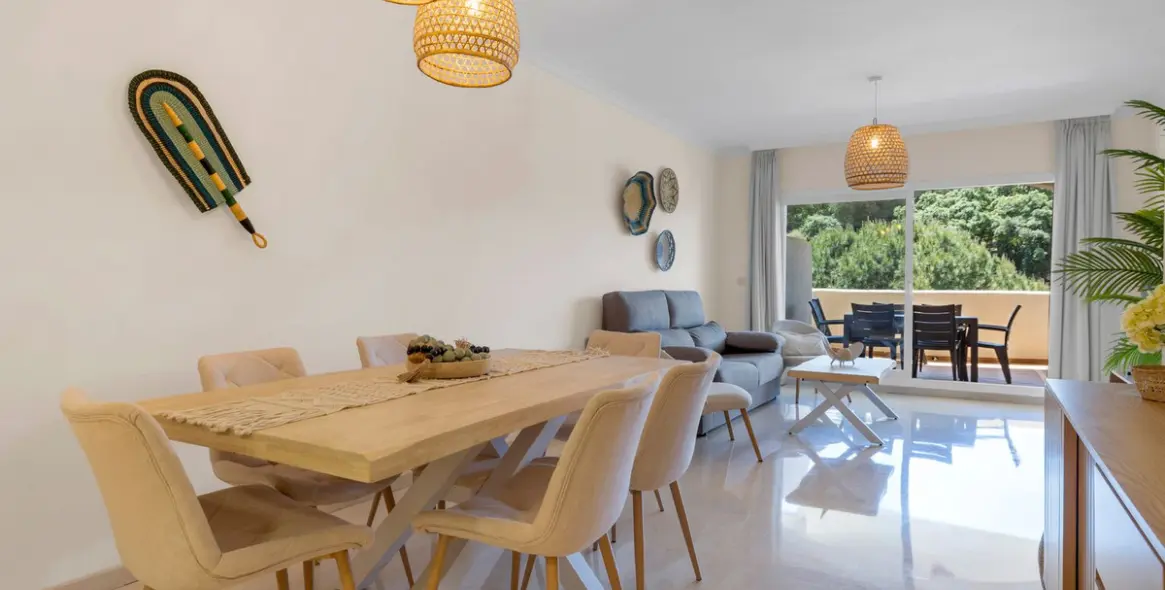 Sale of middle floor apartment in Elviria 19
