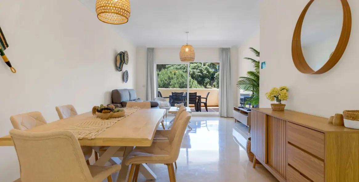 Sale of middle floor apartment in Elviria 21