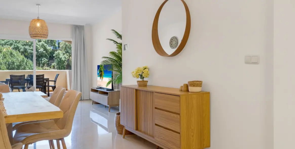 Sale of middle floor apartment in Elviria 23
