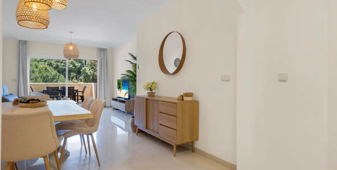 Sale of middle floor apartment in Elviria 24