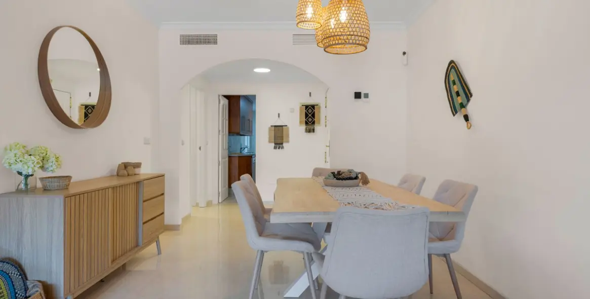 Sale of middle floor apartment in Elviria 25