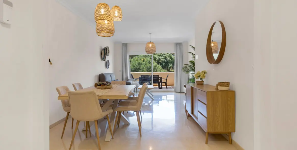 Sale of middle floor apartment in Elviria 27