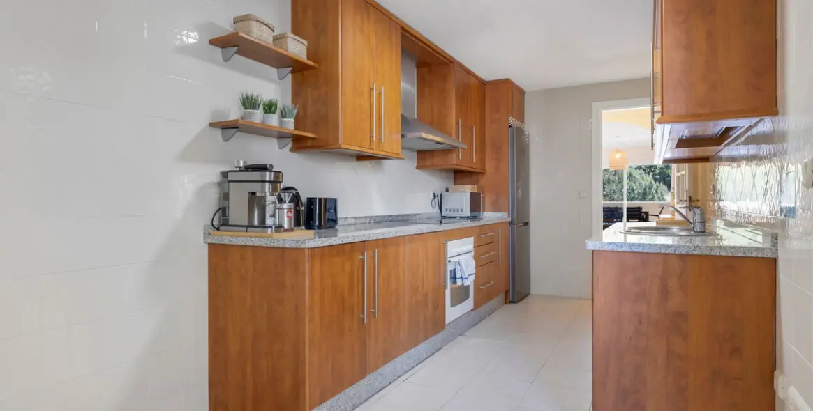 Sale of middle floor apartment in Elviria 28