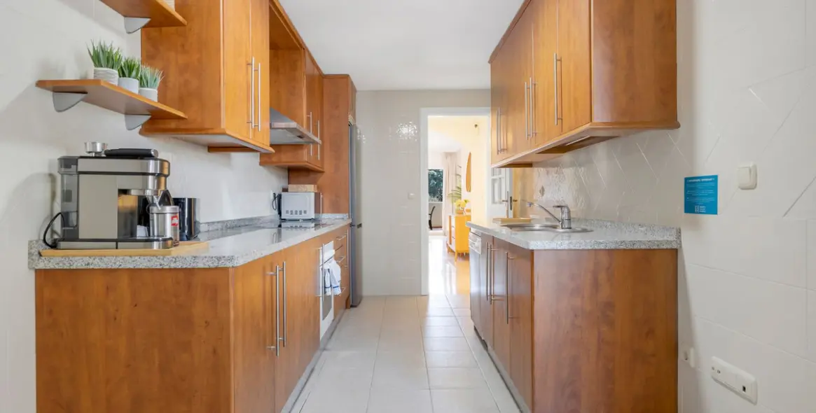 Sale of middle floor apartment in Elviria 30