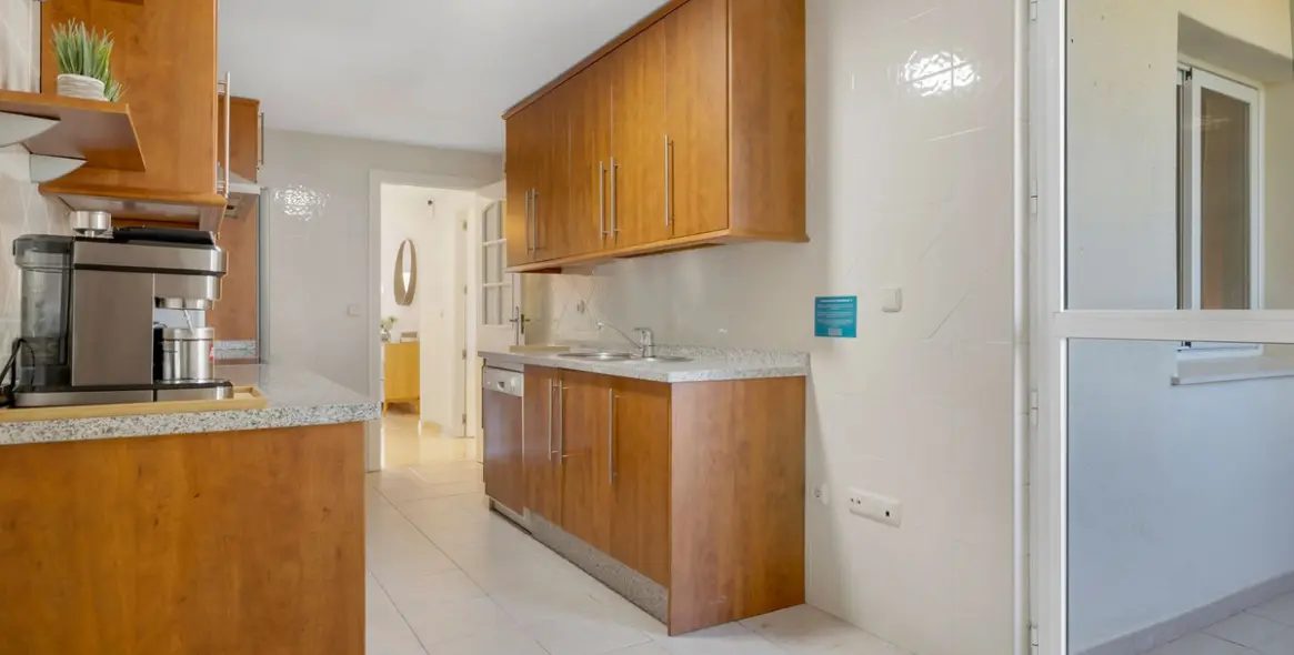 Sale of middle floor apartment in Elviria 31
