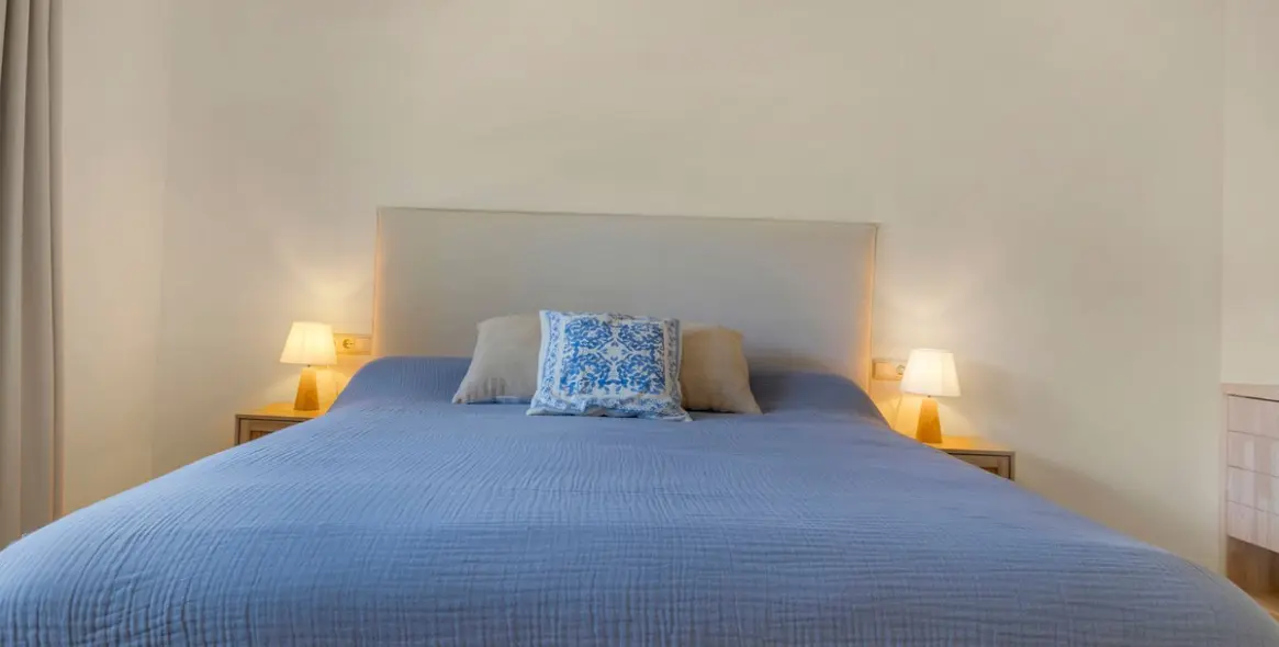 Sale of middle floor apartment in Elviria 33