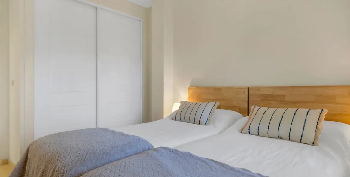 Sale of middle floor apartment in Elviria 37
