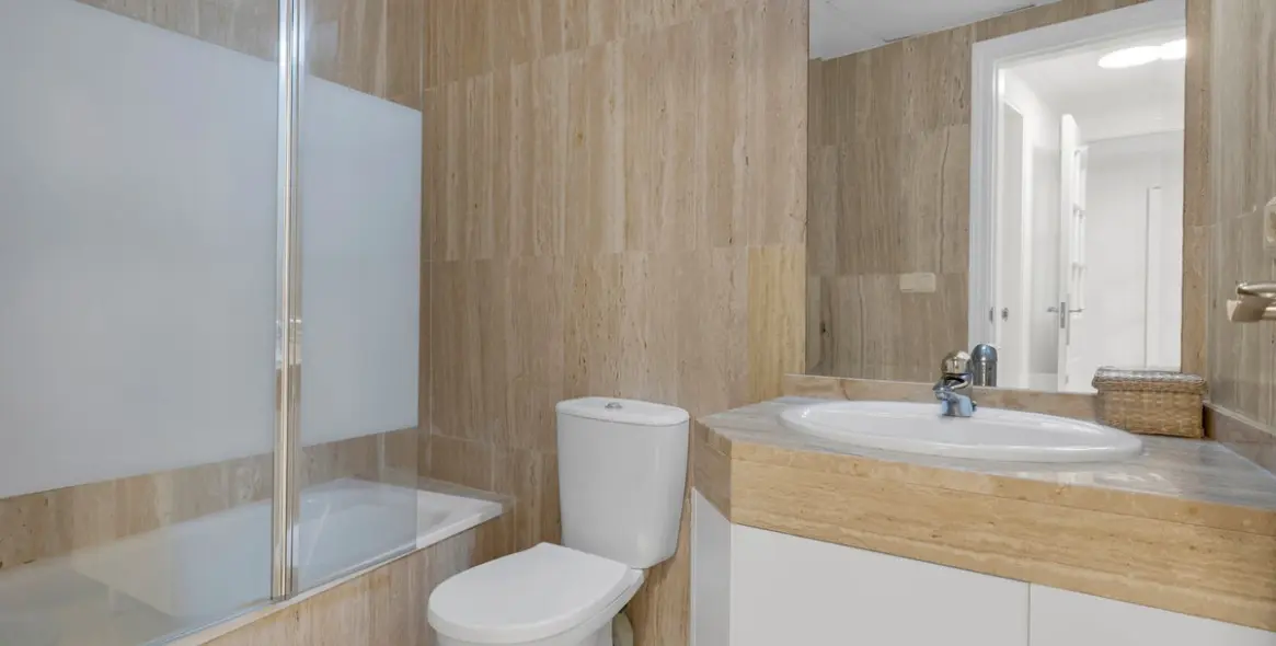 Sale of middle floor apartment in Elviria 39