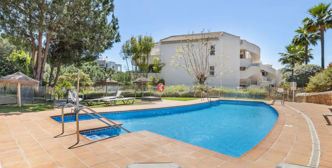 Sale of middle floor apartment in Elviria 41