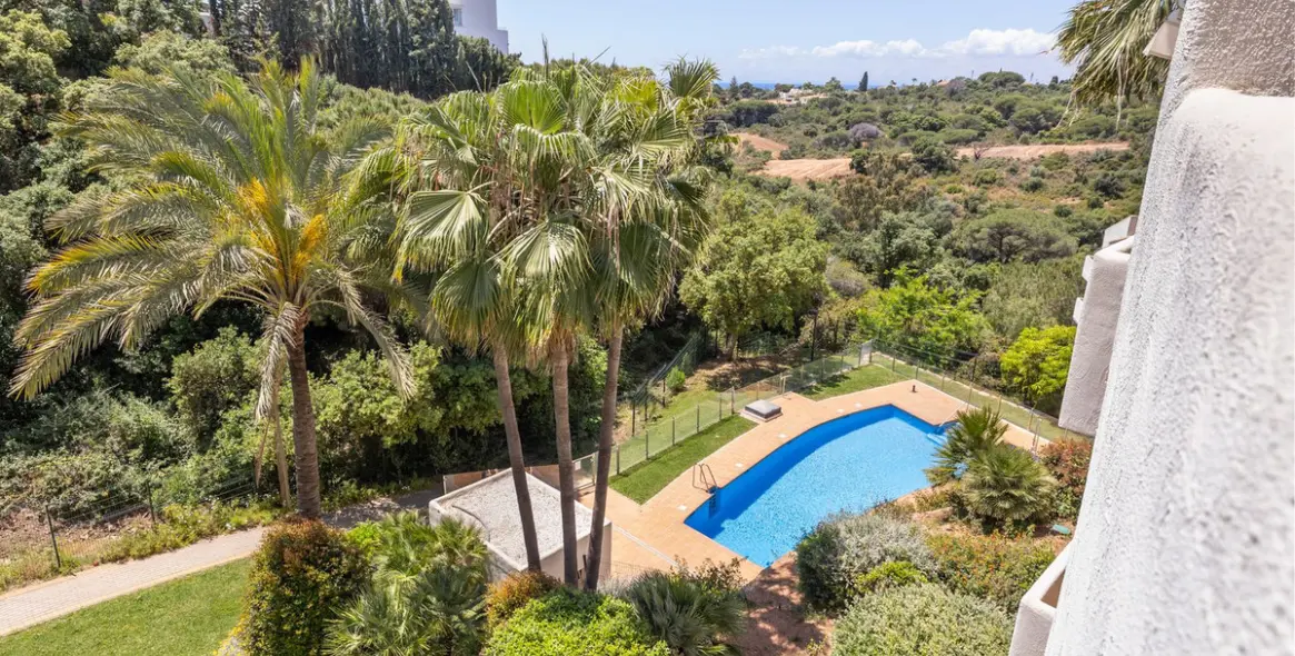 Sale of middle floor apartment in Elviria 42