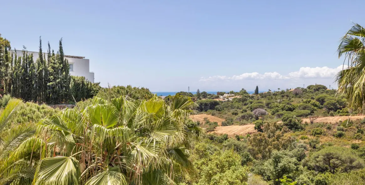 Sale of middle floor apartment in Elviria 43
