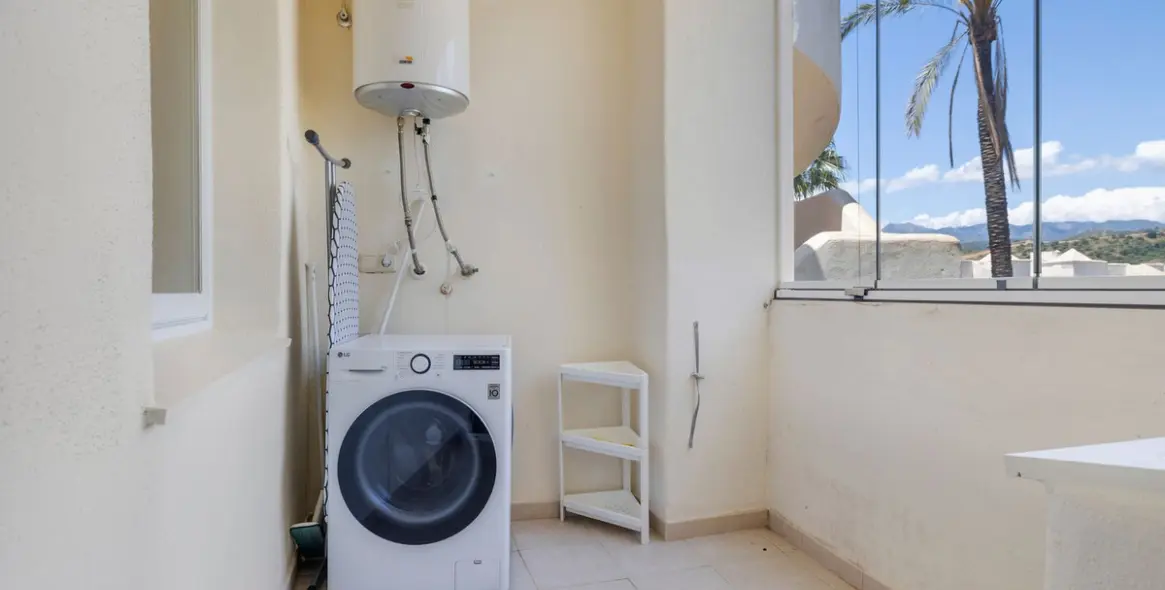 Sale of middle floor apartment in Elviria 45