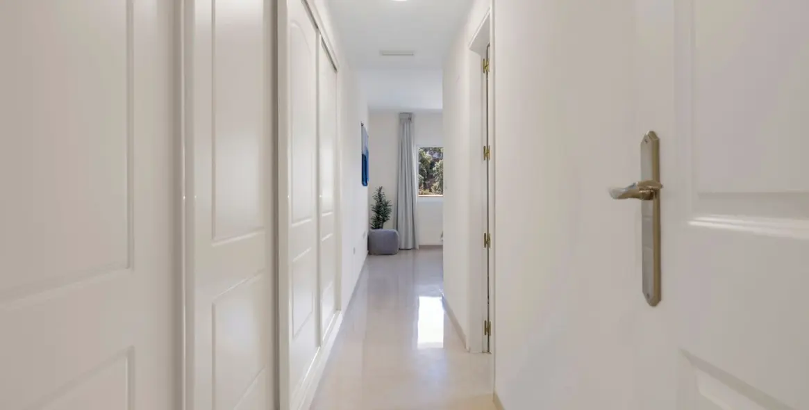 Sale of middle floor apartment in Elviria 46