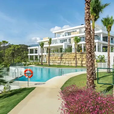 Venta de apartamento en planta media en Selwo
