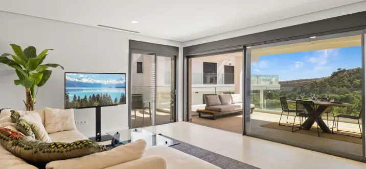 Venta de apartamento en planta media en Selwo 1