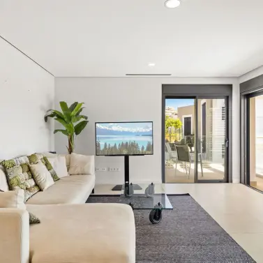 Venta de apartamento en planta media en Selwo