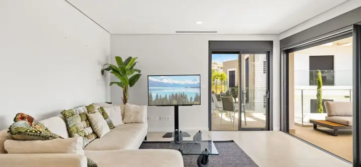 Venta de apartamento en planta media en Selwo 2