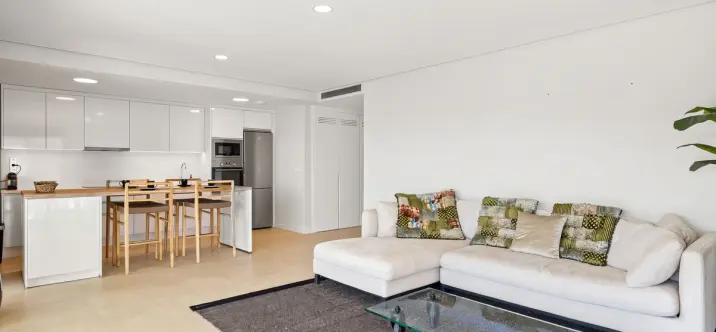 Venta de apartamento en planta media en Selwo 4