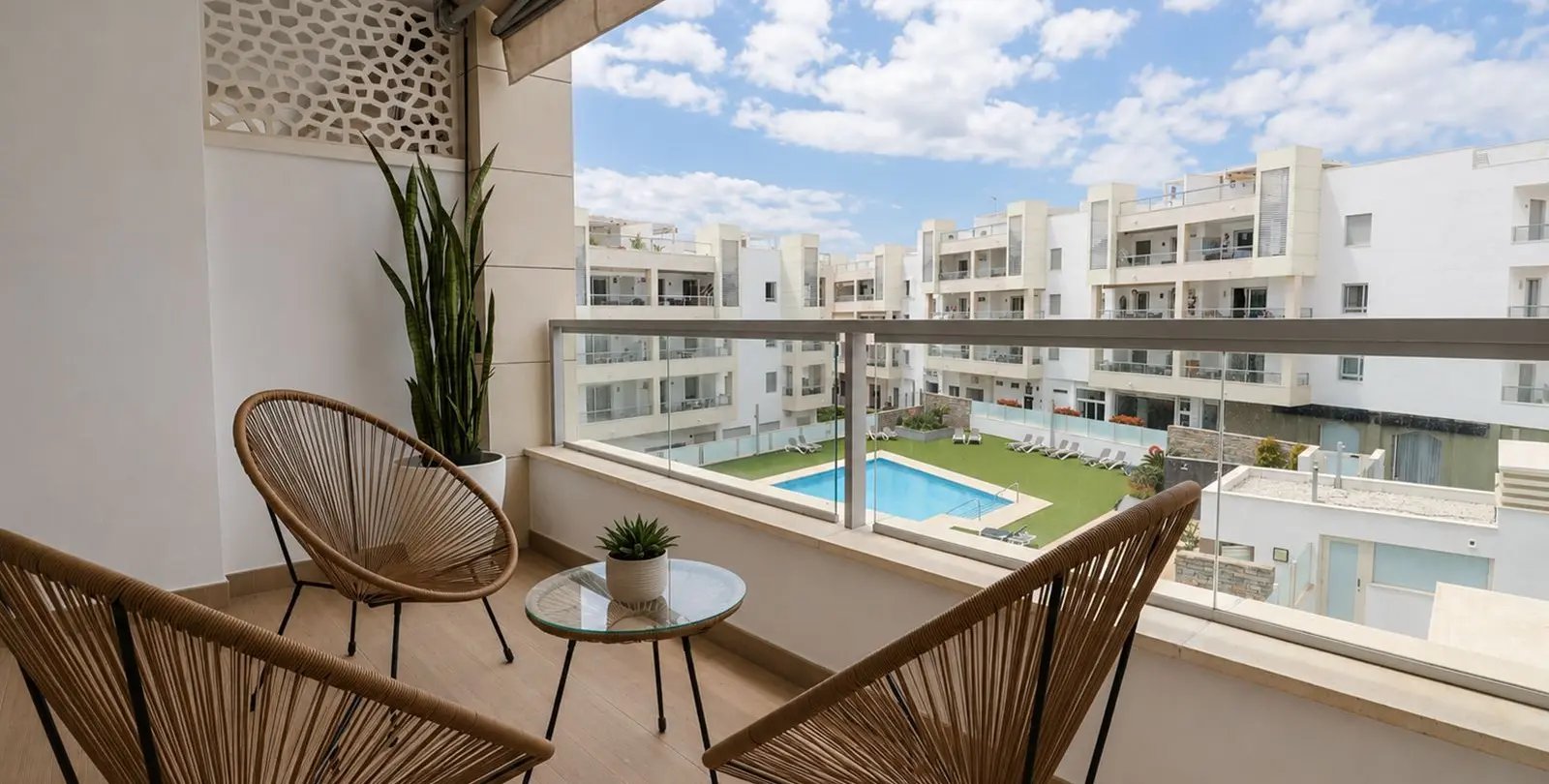 Sale of middle floor apartment in San Pedro de Alcántara 2